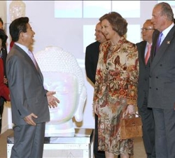 Don Juan Carlos y Doña Sofía conversan con el Presidente Roh Moo-Hyun y su esposa durante su visita a ARCO