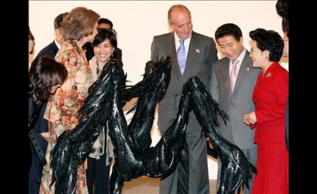 Los Reyes y el Presidente de Corea y su esposa contemplan la obra "Spider", de Yong Ho Ji