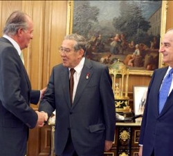Su Majestad el Rey saluda al presidente de las Comisiones Permanente y de Estudios del Consejo de Estado, Francisco Rubio Llorente, en presencia de La