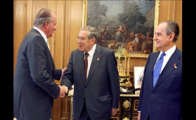 Su Majestad el Rey saluda al presidente de las Comisiones Permanente y de Estudios del Consejo de Estado, Francisco Rubio Llorente, en presencia de La
