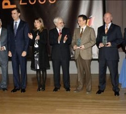 Sus Altezas Reales los Príncipes de Asturias con los galardonados