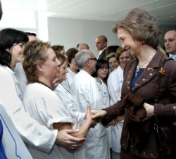 Doña Sofía saluda a los trabajadores del nuevo Hospital San Pedro