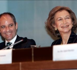 Doña Sofia y el presidente de la Generalitat Valenciana, Francisco Camps, durante el Foro Internacional Infancia y Violencia