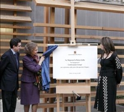 Su Majestad la Reina descubre una placa conmemorativa, en presencia del presidente de la Comunidad Autónoma de las Illes Balears, Jaume Matas, y la co