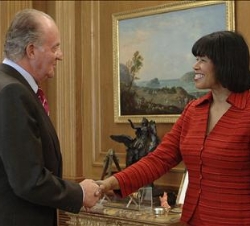 Don Juan Carlos saluda a la Primera Ministra de Jamaica