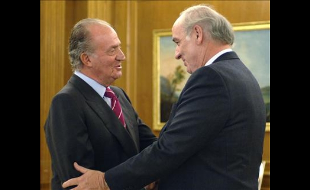 Don Juan Carlos recibe el saludo del Ministro de Relaciones Exteriores del Perú
