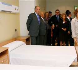 Don Juan Carlos y Doña Sofía durante su visita al Centro Alzheimer de Vallecas