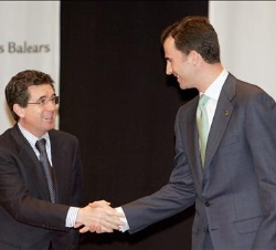 Su Alteza Real el Príncipe de Asturias recibe el saludo del presidente del Gobierno balear, Jaume Matas