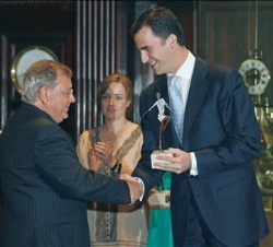 Su Alteza Real el Príncipe de Asturias entrega el premio a la Conciliación Vida Laboral y Familiar a Josep María Lloreda.