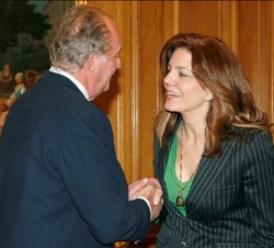 Su Majestad recibe el saludo de la presidenta de IBM España, Amparo Moraleda