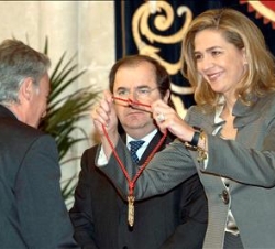 Doña Cristina entrega el galardón al director general del IEF, en presencia del presidente de la Junta de Castilla y León