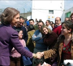 Doña Sofía saluda a la multitud congregada a las puertas del convento de San Juan de Dios