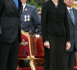 Su Alteza Real la Infanta Doña Elena, y su esposo, Don Jaime de Marichalar durante el acto de entrega de la enseña nacional en su modalidad de estanda