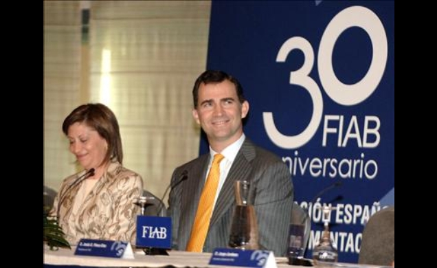 Su Alteza Real el Príncipe de Asturias en la mesa presidencial, junto con la ministra de Agricultura, Pesca y Alimentación