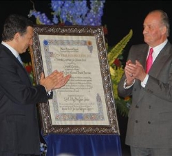 Su Majestad el Rey aplaude tras entregar al Presidente de la Comisión Europea el Premio Nueva Economía Fórum 2007