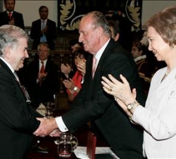 Don Juan Carlos, en presencia de Su Majestad la Reina, felicita al escritor Antonio Gamoneda