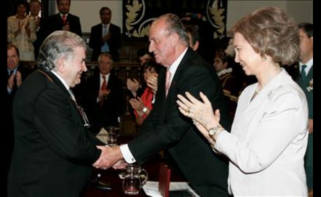 Don Juan Carlos, en presencia de Su Majestad la Reina, felicita al escritor Antonio Gamoneda