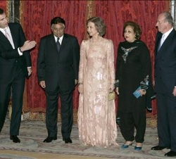 Los Reyes y el Príncipe con el Presidente de Pakistán y su esposa, momentos antes de comenzar la cena