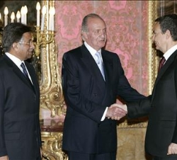 Don Juan Carlos saluda al Presidente del Gobierno, José Luis Rodríguez Zapatero, en presencia del presidente de República Islámica de Pakistán, Pervez