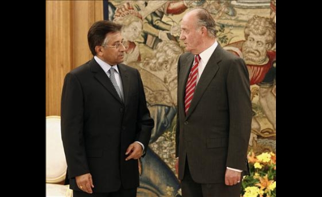 Don Juan Carlos conversa con el Presidente de la República Islámica de Pakistán, Pervez Musharraf