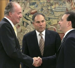 Don Juan Carlos recibe el saludo de el Primer Vicepresidente y Ministro de Relaciones Exteriores de Panamá, Samuel Lewis Navarro, y el Ministro paname