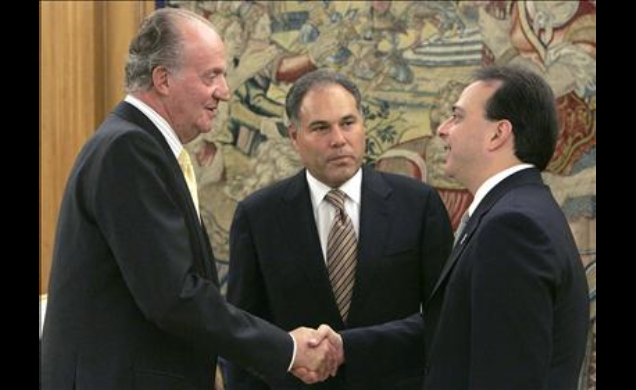 Don Juan Carlos recibe el saludo de el Primer Vicepresidente y Ministro de Relaciones Exteriores de Panamá, Samuel Lewis Navarro, y el Ministro paname