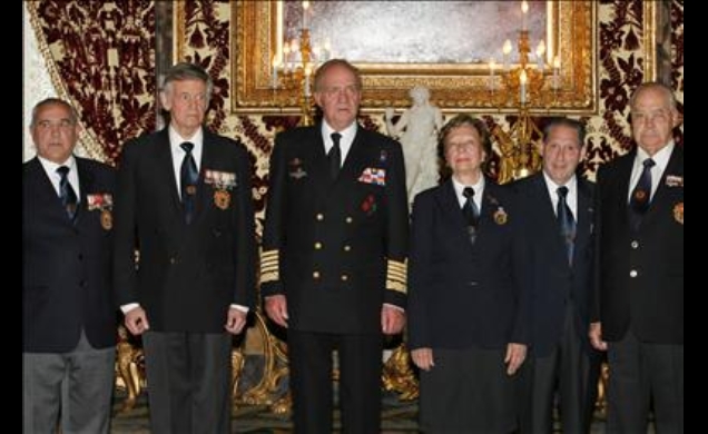 Su Majestad el Rey con la Comisión de la Real Hermandad de Veteranos de las Fuerzas Armadas