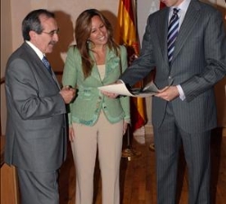 Su Alteza Real, con la secretaria de Estado para Iberoamérica y el rector de la Universidad de Alcalá de Henares