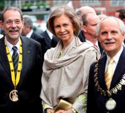 Su Majestad la Reina junto a Javier Solana y el alcalde de Aquisgrán, Jürgen Linden
