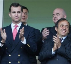 Don Felipe en el palco junto al presidente del Comité Ejecutivo de la UEFA,  Michel Platini