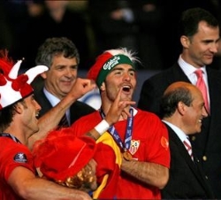 El Príncipe junto a los jugadores del Sevilla, su presidente y el presidente de la Federación Española de Fútbol