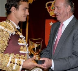 Su Majestad el Rey hace entrega de un Trofeo Oreja de Oro al diestro Juan Bautista