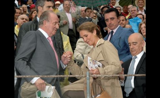 Su Majestad el Rey y Su Alteza Real la Infanta Doña Elena ocupan su asiento en la Plaza de Toros de Las Ventas