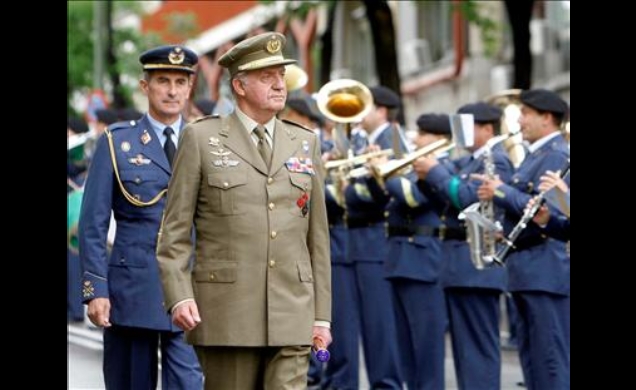 Don Juan Carlos pasa revista a las tropas