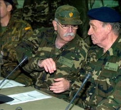 Don Juan Carlos atiende a las explicaciones del general Pedro Pitarch, Jefe de la Fuerza Terrestre, durante el"Ejercicio Furex 2007" de la B
