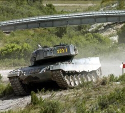 Un carro de combate Leopard pasa junto a un puente durante el "Ejercicio Furex 2007"