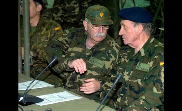 Don Juan Carlos atiende a las explicaciones del general Pedro Pitarch, Jefe de la Fuerza Terrestre, durante el"Ejercicio Furex 2007" de la Brigada Mec