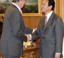 Don Juan Carlos recibe el saludo del Ministro de Asuntos Exteriores de Japón