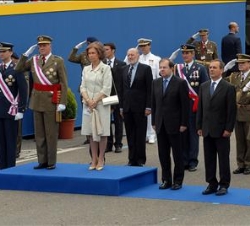 Sus Majestades los Reyes y Su Alteza Real el Príncipe de Asturias, con el resto de autoridades civiles y militares