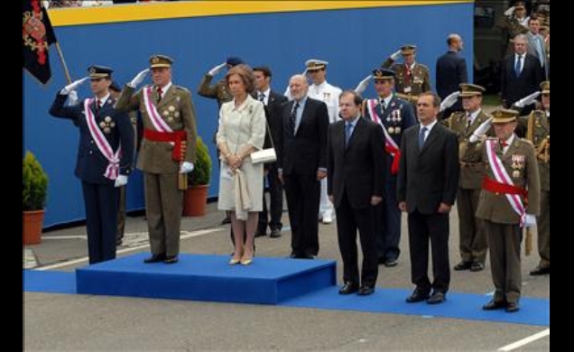Sus Majestades los Reyes y Su Alteza Real el Príncipe de Asturias, con el resto de autoridades civiles y militares