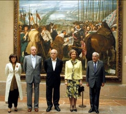 Sus Majestades, con el premiado, la ministra de Cultura y el presidente del Real Patronato del Museo Nacional del Prado, ante "La rendición de Br