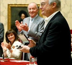Su Majestad el Rey aplaude a Luis Gordillo, tras entregarle la Medalla del Premio