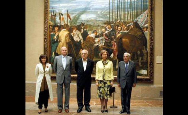 Sus Majestades, con el premiado, la ministra de Cultura y el presidente del Real Patronato del Museo Nacional del Prado, ante "La rendición de Breda",