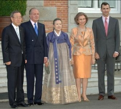 Sus Majestades los Reyes y Su Alteza Real el Príncipe de Asturias junto al Secretario General de Naciones Unidas, Ban Ki-Moon y su eposa Yoo Soon-Taek