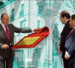 Su Majestad el Rey descubre una placa conmemorativa, en presencia del presidente en funciones de la Junta de Castilla y León y el alcalde en funciones
