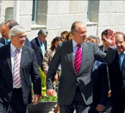 Don Juan Carlos, con el ministro de Industria, Turismo y Comercio y el presidente en funciones de la Junta de Castilla y León