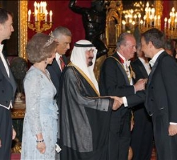 El presidente del Gobierno, José Luis Rodríguez Zapatero, y su esposa, saludan al Rey de Arabia Saudí, Abdullah Bin Abdulaziz Al Saud, en presencia de