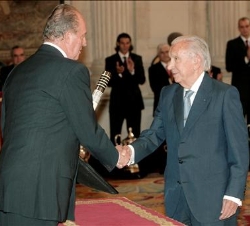 Don Juan Carlos entrega el Premio Olimpia a Juan Antonio Samaranch, miembro del COI