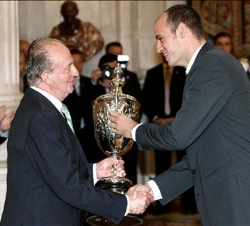 Su Majestad el Rey entrega la Copa Barón de Güell a la Selección española de baloncesto, que recogió el jugador Carlos Jiménez