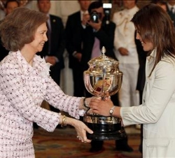 Doña Sofía entrega el Premio Reina Sofía a la mejor deportista española a Laila Sanz, campeona de Europa de Trial